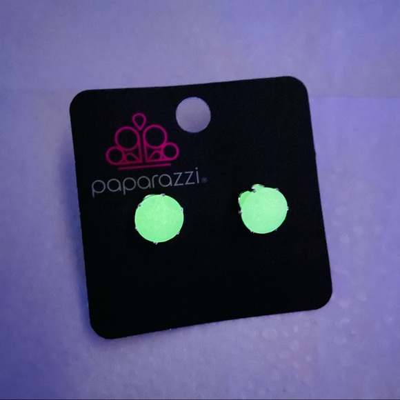 Paparazzi Glow in the Dark Earring - Picture 10 of 11